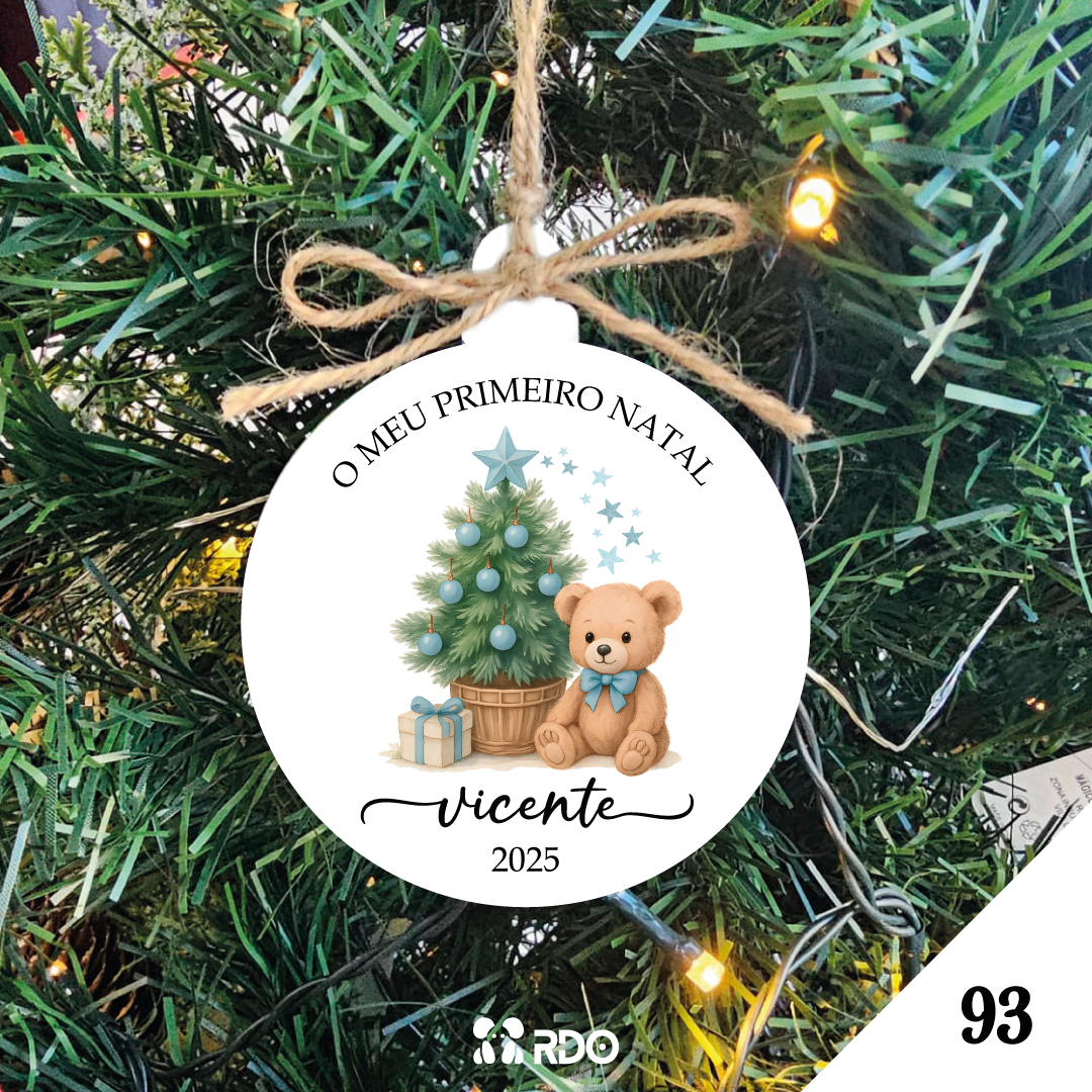 Bola de Natal personalizada para árvore de Natal com ilustração de URSINHO e frase ‘O Meu Primeiro Natal’, Nome e Ano, design delicado e ideal para meninos bebés.