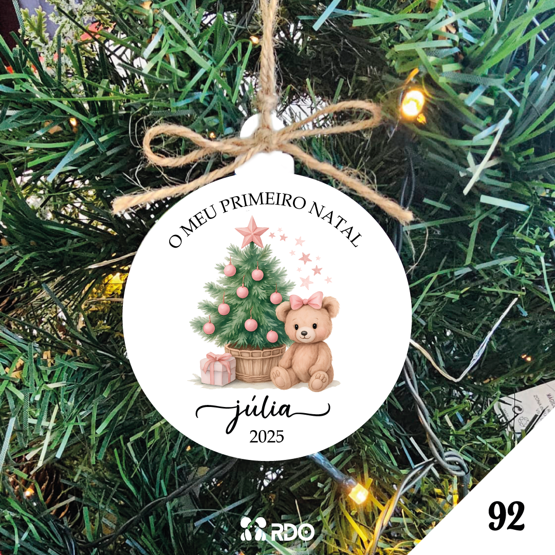 Bola de Natal personalizada para árvore de Natal com ilustração de URSINHO e frase ‘O Meu Primeiro Natal’, Nome e Ano, design delicado e ideal para meninas bebés.