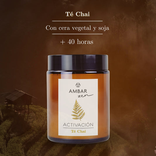 Vela da marca ambar zen no aroma chá Chai. Vela em copo de vidro com tampa