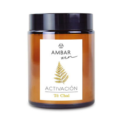 Vela da marca ambar zen no aroma chá Chai. Vela em copo de vidro com tampa