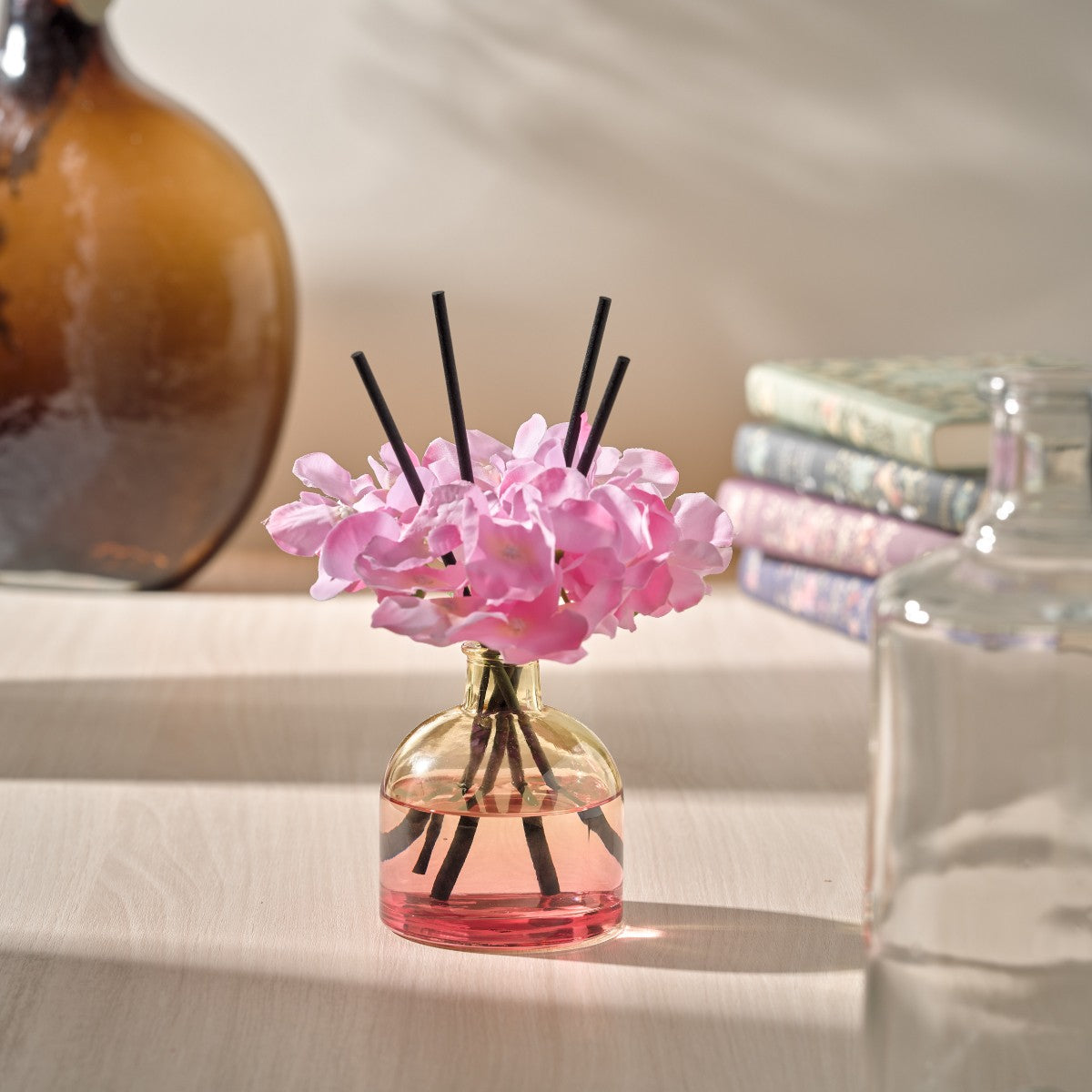 ambientador mikado com flor decorativa jasmim e cedro