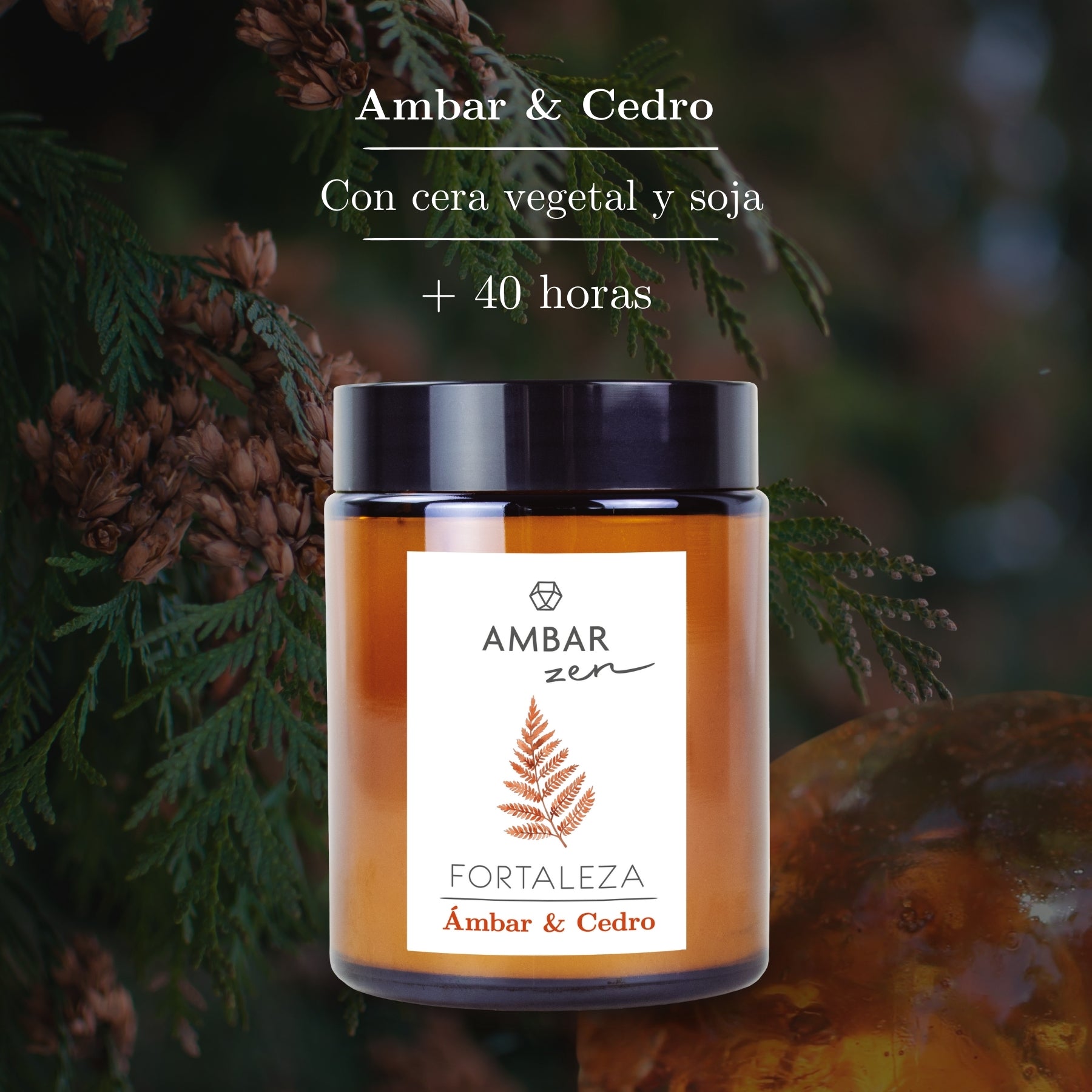 Vela da marca ambar zen no aroma ambar e cedro. Vela em copo de vidro com tampa