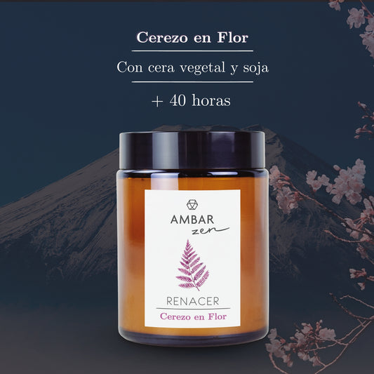 Vela da marca ambar zen no aroma flor de cerejeira. Vela em copo de vidro com tampa.